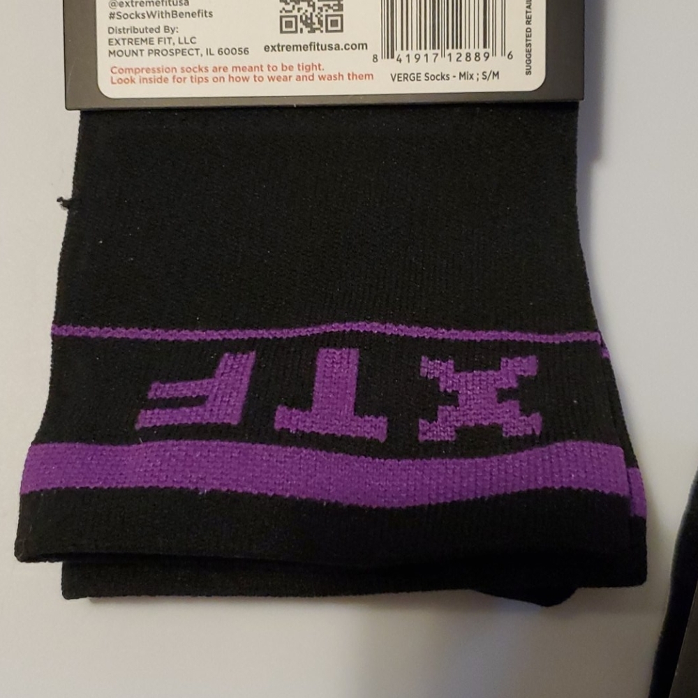 ULTRA V-STRIPED COMPRESSION SOCKS - Picture 2 of 7